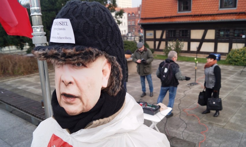 Demonstracja przeciwko rządom PiS-u na ul. Mostowej w Bydgoszczy. - Nie damy się zastraszyć! [zdjęcia]