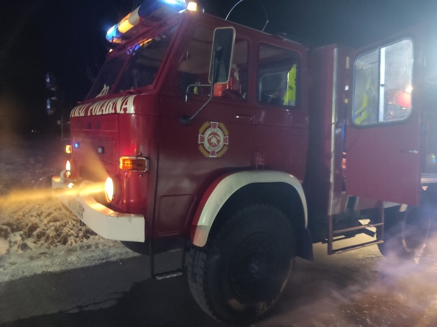 Nocna akcja strażaków w Brzyskach. Po raz kolejny płonął pustostan [ZDJĘCIA]