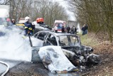 Wypadek na DK 91 w Dąbrówce. Czołowe zderzenie, spłonął volkswagen passat [zdjęcia]
