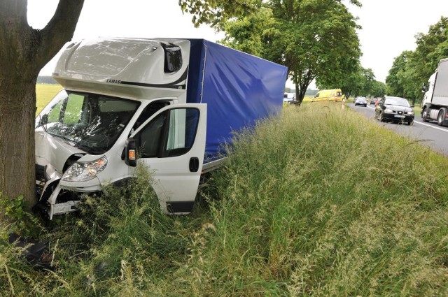 Wypadek przed Śremem na drodze 434 2 czerwca 2014. Citroen uderzył w drzewo [ZDJĘCIA]