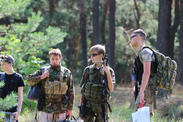 W sobotę 21 lipca o godz. 9.00 rozpoczęła się wielka akcja. Społecznicy spotkali się na Placu Słonecznym 22 skąd udali się na teren byłych poligonów, a obecnie teren rezerwatu przyrody.

Cel: wspólne sprzątanie. I zdziwiło to nawet organizatorów, że na spotkanie przyszło około 40-50 osób. Akcja sprzątania trawała kilka godzin. Za worki na śmieci chwycili też młodzi gorzowianie. Brawo!

WIDEO: Halina Daszkiewicz opowiada o fyrtlu na os. Staszica.
