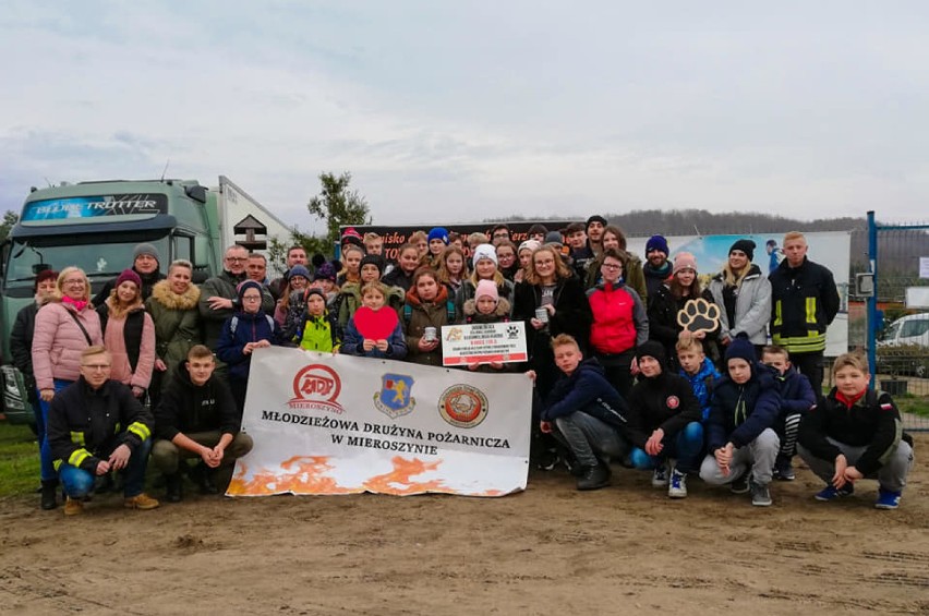 Świetny finał akcji pomocowej strażaków z OSP Mieroszyno. Do schroniska w Dąbrówce zawieźli 240 kg karmy i ponad 2 tony pościeli