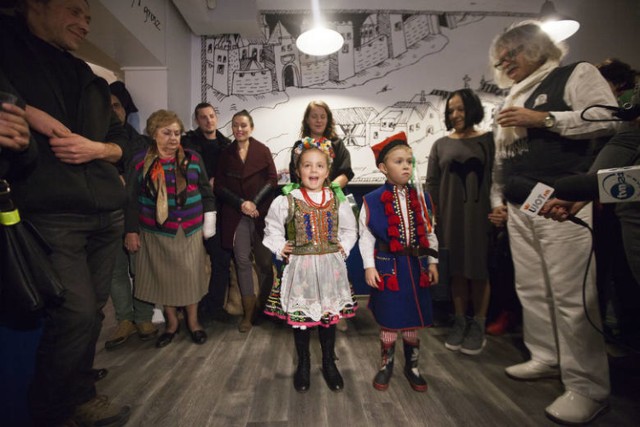 Muzeum Obwarzanka, ul. I.Paderewskiego 4 (Rynek Kleparski)

Niezależnie od tego, czy są z makiem, czy z solą, obwarzanki są znane wszystkim, którzy kiedykolwiek chociaż przejeżdżali przez Kraków. Teraz każdy może bliżej poznać ten przysmak - choćby przez prezentację jego produkcji!

Ceny biletów:
19 zł normalny
16 zł ulgowy
Bilety grupowe: 16 zł bilet normalny, 13 zł ulgowy grupowy
Karta dużej rodziny: 16zł bilet normalny, 15zł bilet ulgowy