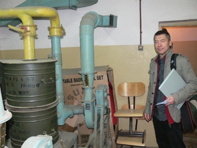 Doktor Piotr Kardyś w schronie przy Szkole Podstawowej numer 5 w Skarżysku-Kamiennej. Na zdjęciu urządzenia do filtrowania powietrza.