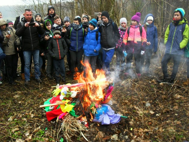 Członkowie Szkolnego Koła Turystyczno-Krajoznawczego w Zespole Szkół w Nieszawie wzięli udział rajdzie "Topienie Marzanny", zorganizowanym przez Zarząd Oddziału PTTK we Włocławku. Pod opieką Macieja Marjańskiego i Agaty Żmirskiej-Zbroniec udali się nad jezioro Rybnica, gdzie rozstrzygnięto konkurs na najładniejszą marzannę. Nieszawska zajęło 6. miejsce. Po wręczeniu odznak turystycznych i spaleniu "panny zimy", kontynuowano marszrutę przez las, mijając przydrożne kapliczki i ogródki działkowe. Przy ul. Płockiej we Włocławku zakończono wędrówkę.