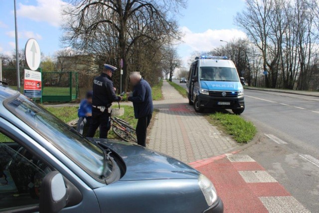 Kierowca osobowego citroena tłumaczył policjantom, że nie zauważył nadjeżdżającego z jego prawej strony rowerzysty