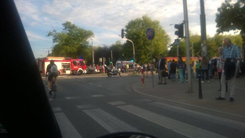 Wypadek na Woronicza. Autobus zderzył się z samochodem....