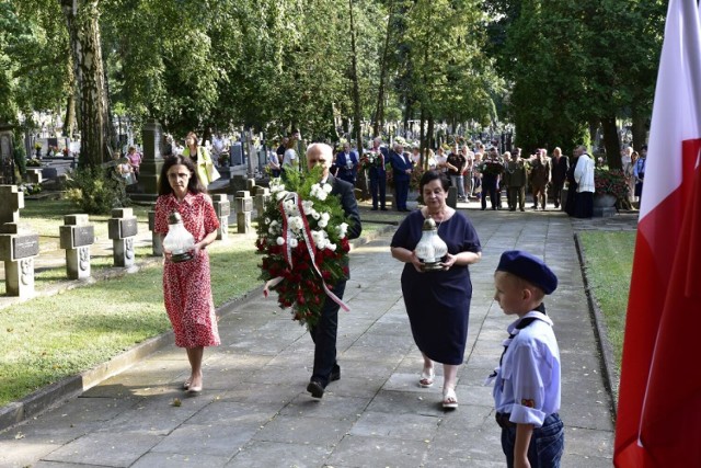 77. rocznica Powstania Warszawskiego na cmentarzu wojskowym w Rawie