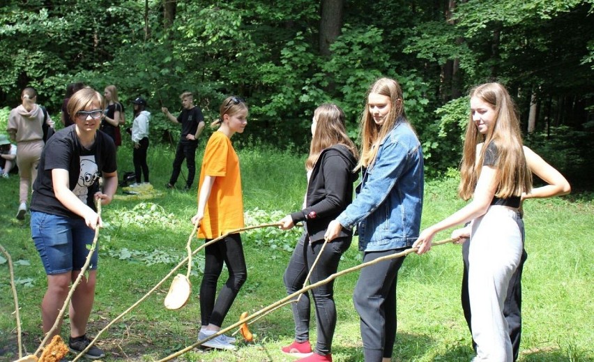 Dziesiątki worków śmieci zebrali uczniowie lęborskich szkół średnich w lesie przy Osiedlu Sportowa 