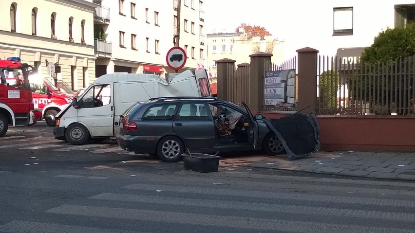 Wypadek na skrzyżowaniu ul. Nawrot i Wodnej w Łodzi. 4 osoby ranne [ZDJĘCIA]