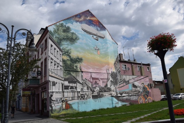 A to już najnowszy i największy nowosolski mural. Projekt składa się z wielu fragmentów zaczerpniętych ze starych pocztówek