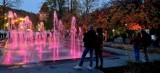 Krynica-Zdrój. Tłumy turystów w Parku Dukieta. Wieczorne pokazy fontanny "setki" cieszą się dużym zainteresowaniem. Zobacz zdjęcia