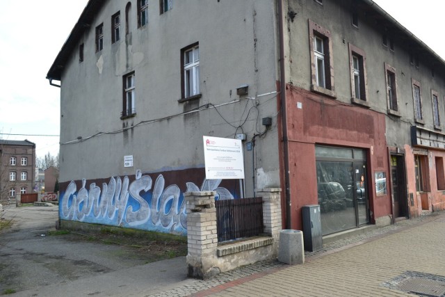Na zdjęciach działka oraz stojące na niej budynki przy ulicy Katowickiej i Kubiny. II przetarg się nie udał - nikt nie zgłosił chęci udziału.