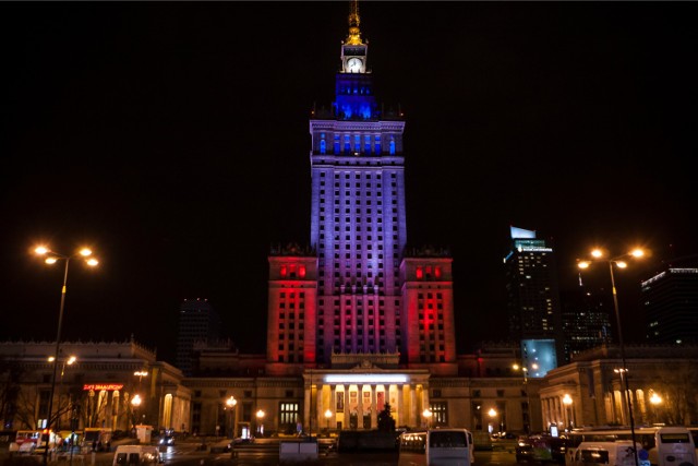 Pałac Kultury podświetlony w barwy flagi francuskiej dzień po zamachach terrorystycznych, do których doszło w Paryżu w listopadzie 2015 roku.