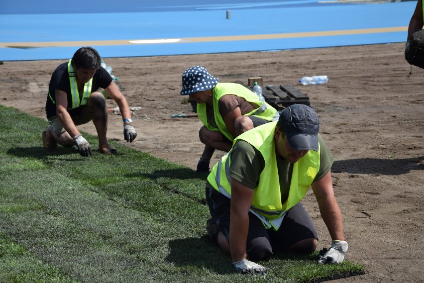 Na stadionie MOSiR kładą trawę