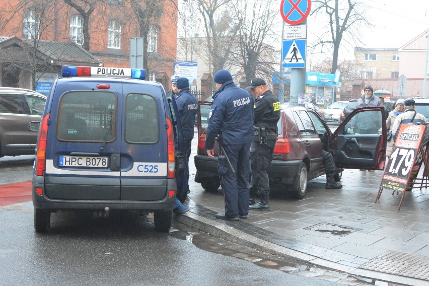 Samochód nie zatrzymał się do policyjnej kontroli. W środku Ormianin i Rosjanin [zdjęcia]