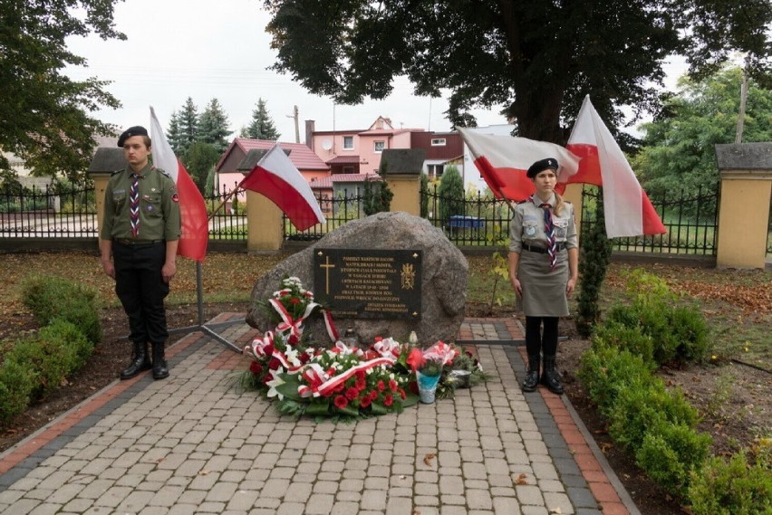 Konin. Uroczystość przed tablicą Sybiraków w 83 rocznicę napaści ZSRR na Polskę. Uczcijmy pamięć ofiar sowieckiej agresji
