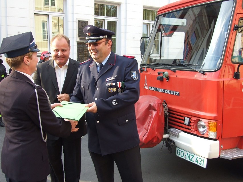 Wieluń: Wóz strażacki od partnerów z Niemiec [ZDJĘCIA]