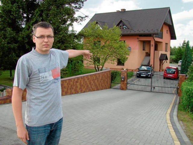 Kamil Lasoń ze wsi Miejsce w gminie Spytkowice pokazuje wyremontowany dom, w którym od pokoleń mieszka jego rodzina. Według jednej z koncepcji przebiegu drogi zostanie on zburzony