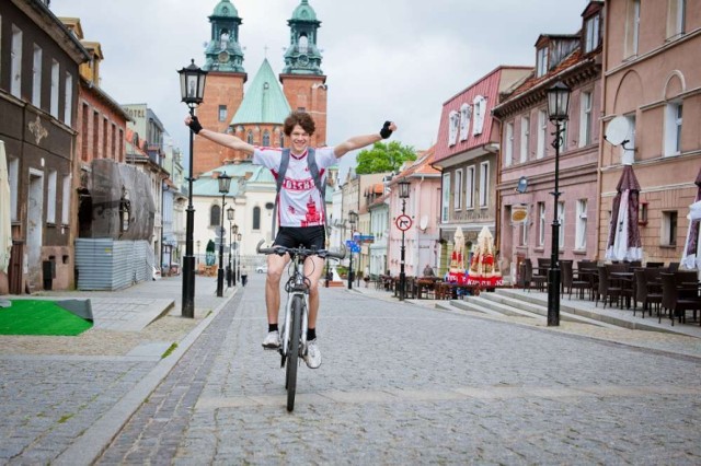 18-letni gnieźnianin, Bartek Mróz, rozpoczął w piątek swoją wyprawę rowerową. Ma ona niecodzienny charakter - chłopak zamierza w 21 dni przejechać wzdłuż granicy Polski. 

ZOBACZ WIĘCEJ: Bartek Mróz ruszył w podróż dookoła Polski!