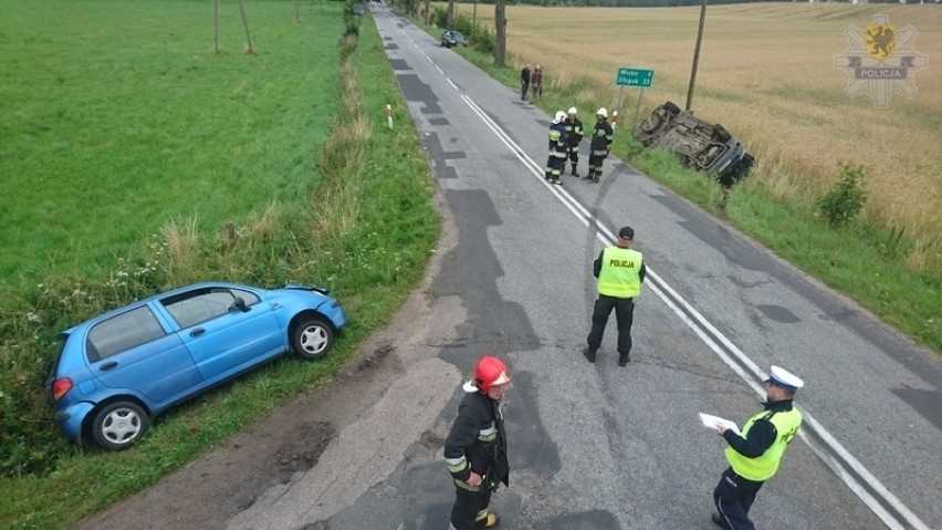 Dachowanie w Maszewku. Kierowca Deawoo próbował wymusić pierwszeństwo ZDJĘCIA,WIDEO