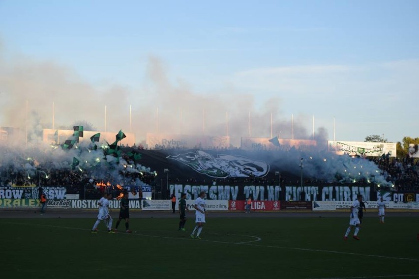 Race i palenie flagi na meczu ROW Rybnik - Ruch Chorzów. 1:0 dla Rybnika