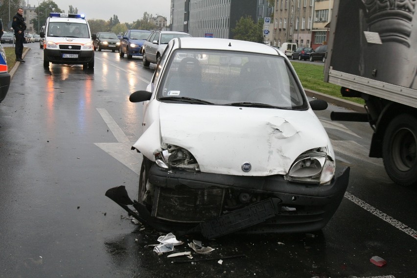 Wypadek na al. Kościuszki w Łodzi. Jedna osoba w szpitalu [ZDJĘCIA]