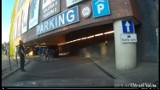 Z rowerami na aucie chciała wjechać na parking podziemny [WIDEO]