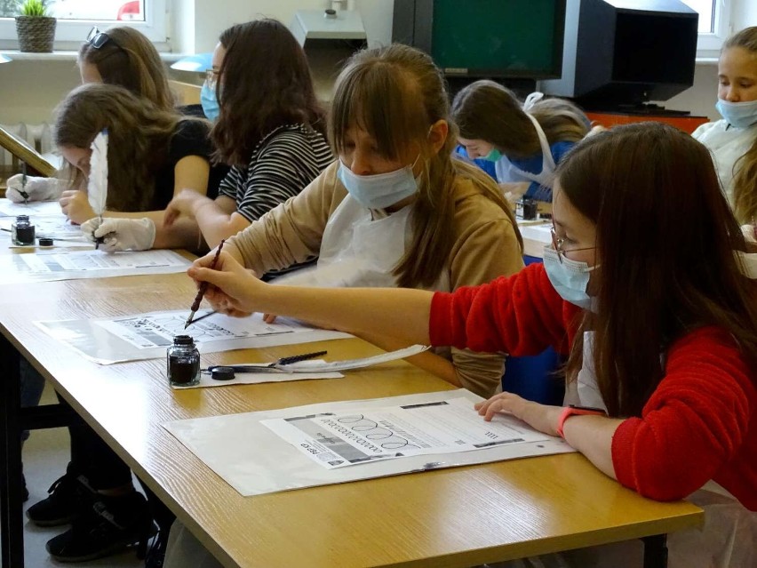 Zasiądź w szkolnej ławie sprzed 100 lat! Wyjątkowa sala w...