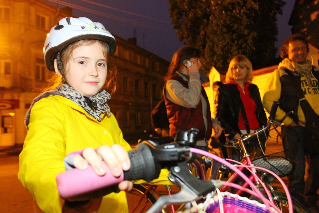 Nocny ,,Kulturower", mimo brzydkiej pogody, przyciągnął 40 rowerzystów, także najmłodszych piotrkowian