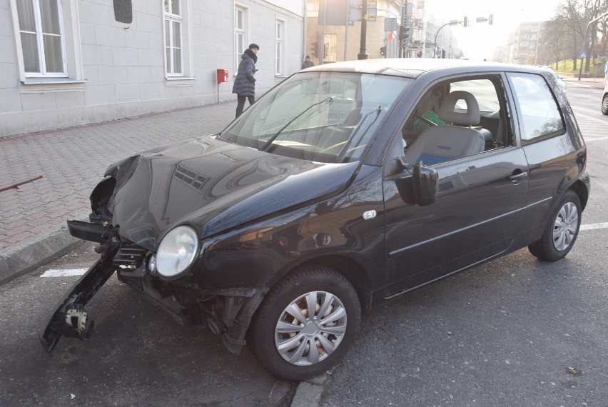 Nie ma kto zająć się wrakiem z ulicy Śródmiejskiej. Auto szpeci już od kilku miesięcy