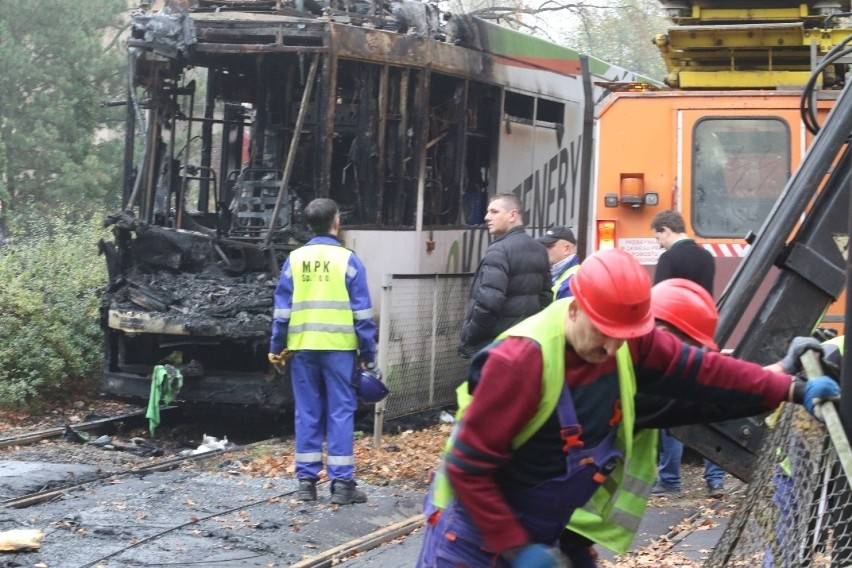 Wrocław. Potężne szkody po pożarze tramwaju. Kiedy wróci ruch w tej części miasta?