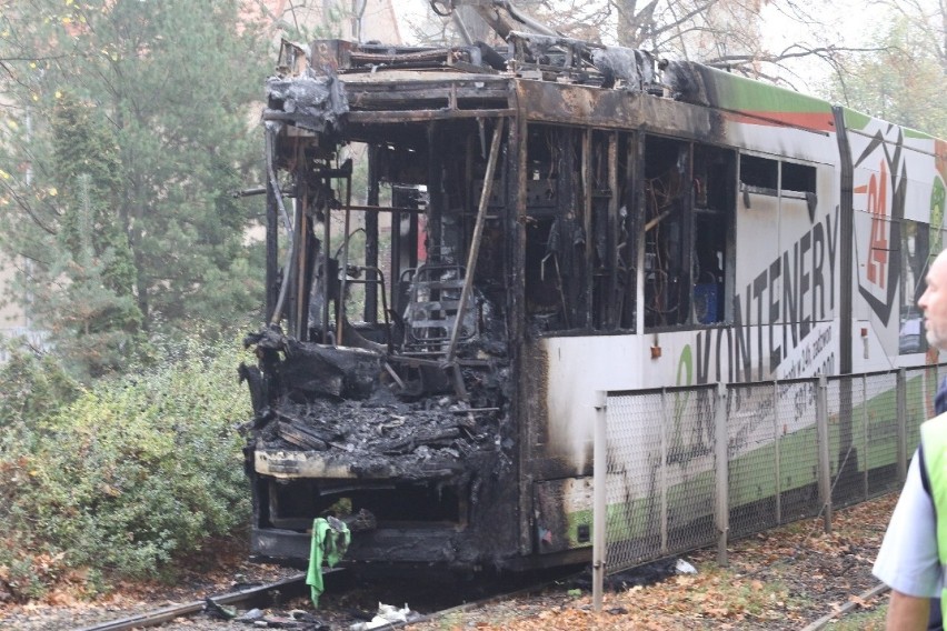 Wrocław. Potężne szkody po pożarze tramwaju. Kiedy wróci ruch w tej części miasta?