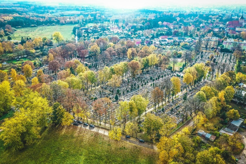 Wszystkich Świętych na sławieńskim cmentarzu. Tysiące zniczy rozświetla groby [zdjęcia]