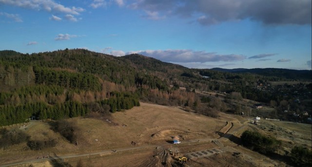 Na Górze Parkowej trwają prace przy budowie trasy do dual trialu oraz trasy MTB. Szukają wykonawcy, który podejmie się m.in. uporządkowania terenu wokół powstających już tras dla rowerzystów.