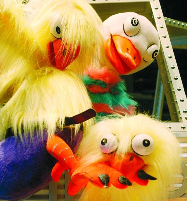 Pod postaciami zwierząt-muppetów kryje się istna menażeria ludzka. (fot. Teatr)