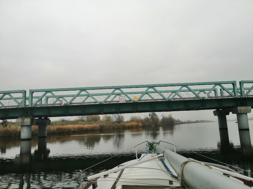 Rejs z Kątów Rybackich do Malborka. Na zdjęciu most w...