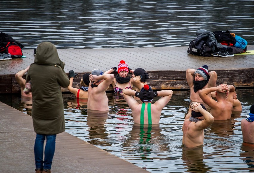 Świąteczne morsowanie w Parku Lisiniec w Częstochowie, 26...