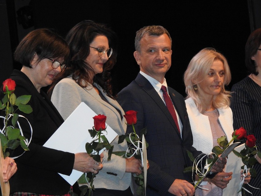 Dzień Edukacji Narodowej w Suwałkach. Prezydent Czesław Renkiewicz nagrodził nauczycieli