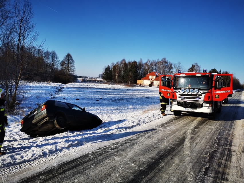 W gminie Zelów auto wpadło do rowu. Uwaga, drogi są śliskie