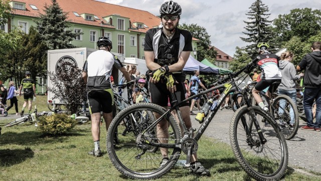 Nigdy nie jest za późno, aby zacząć swoją przygodę z dwoma kołami. Jeśli postawimy pierwszy krok, każdy kolejny może być tylko kwestią czasu. Dziś kupujesz rower, a jutro już będziesz się chciał ścigać w maratonach. Nic nie stoi na przeszkodzie.