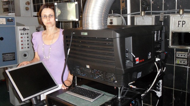 Ilona Barańska prezentuje nowy projektor cyfrowy, który zostanie uruchomiony już 29 czerwca.