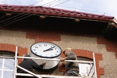 Nowy zegar na gmachu świetlicy wiejskiej w Lubominie