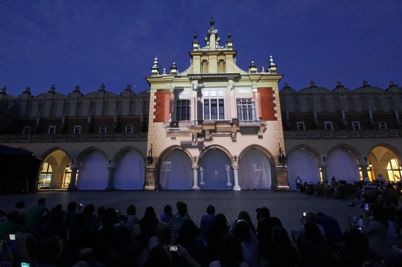 Pokaz na Sukiennicach