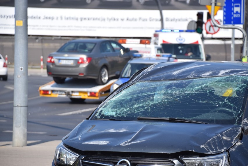 Wypadek przy kościele Św. Rocha. Dachowanie na al. Piłsudskiego w Białymstoku.