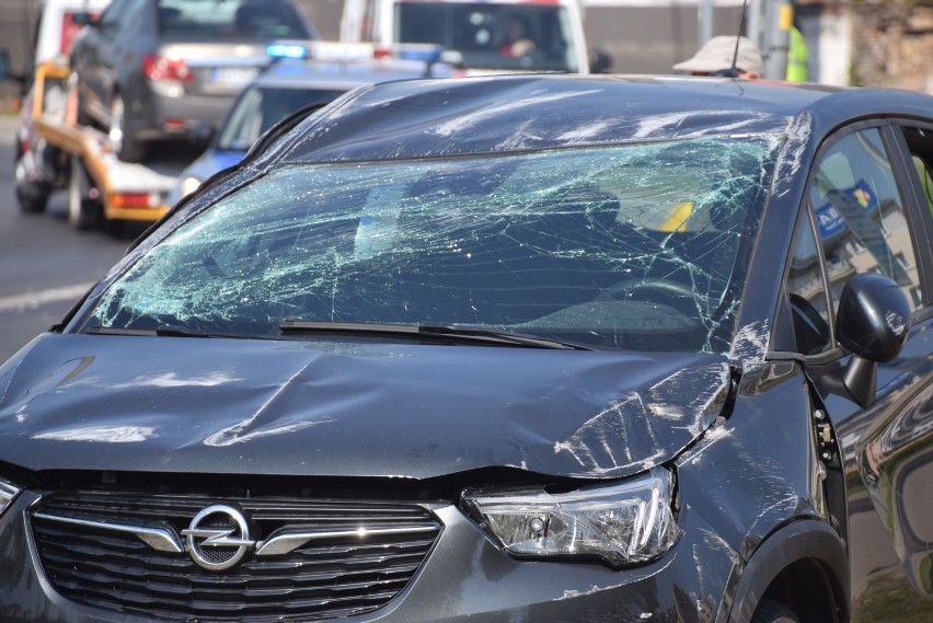 Wypadek przy kościele Św. Rocha. Dachowanie na al. Piłsudskiego w Białymstoku. Wypadek zakorkował centrum 