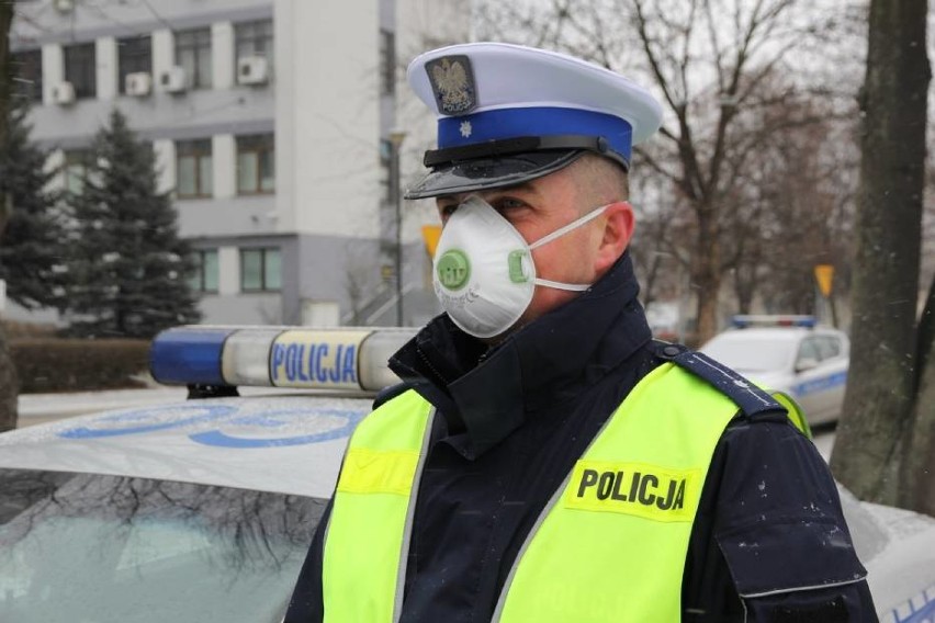 Śląskie: Policjanci dostali maski antysmogowe