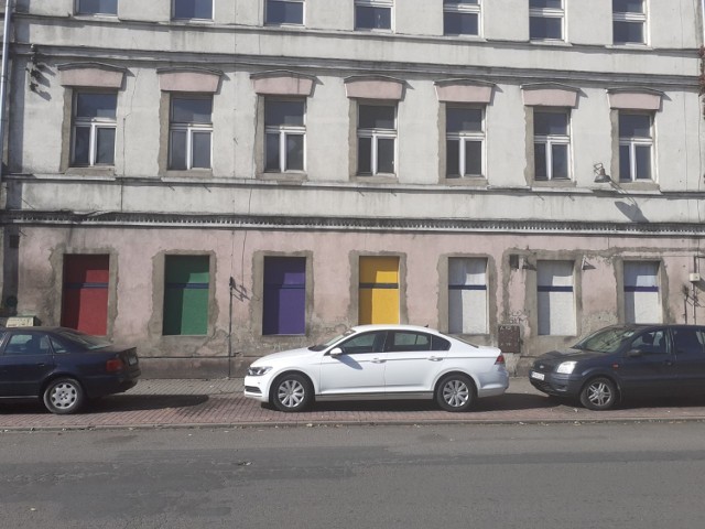 Mural "Do wyboru do koloru" na budynku przy ulicy Kopernika 3 w Kaliszu