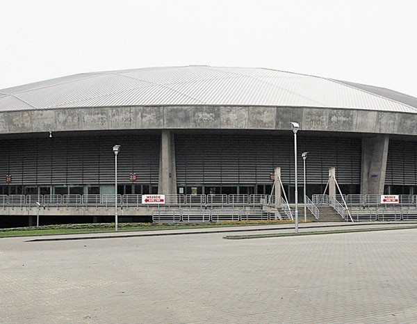 Hala przy al. Bandurskiego jest niewątpliwie nowoczesna. Sprawia jednak wrażenie, jakby ciągle była w budowie. To efekt jej betonowej elewacji.