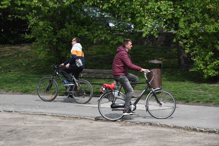 Majówka 2020 i tłumy w Parku Miejskim w Kielcach. W piątek 1 maja ruszyliśmy na spacery, rower czy rodzinnie karmić gołębie i ryby [ZDJĘCIA]
